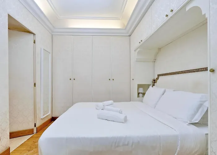 Elegant Nearby Trevi Fountain Appartement
