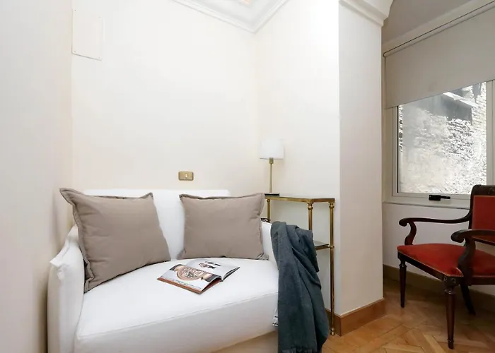 Elegant Nearby Trevi Fountain Appartement
